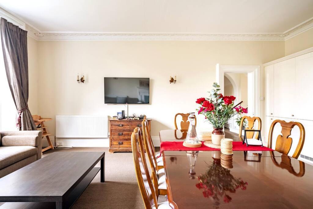 Perfect For Large Family & Friends, Free Parking, Games Villa Рединг Екстериор снимка
